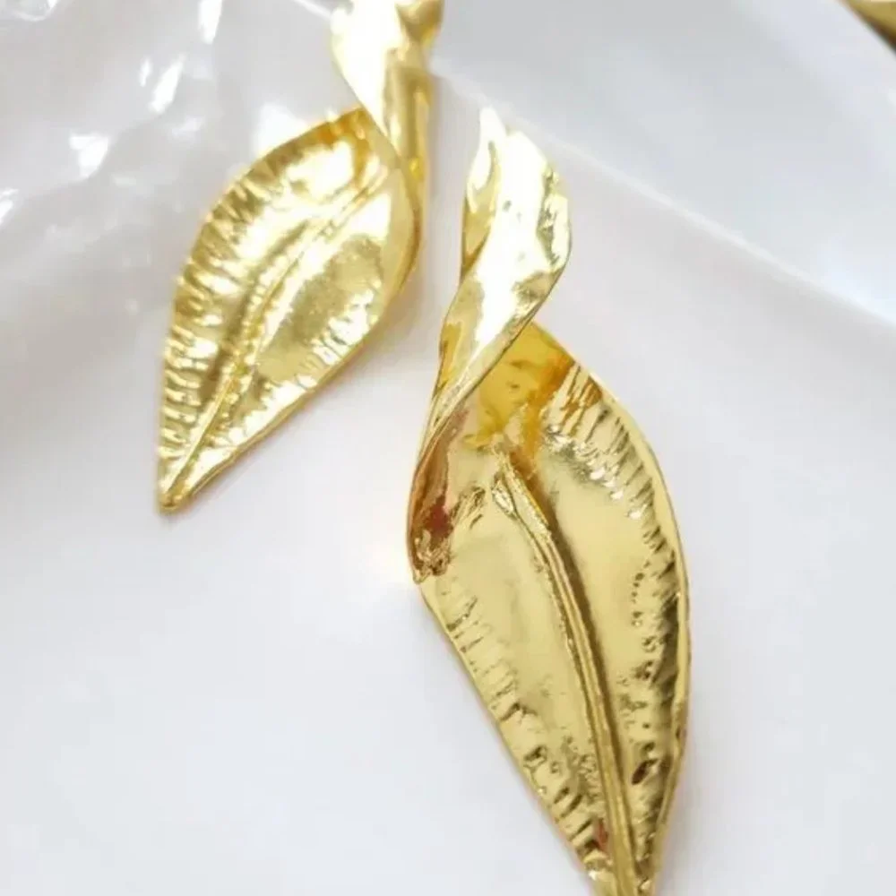 ✨Anthro Golden Twisted Leaf Earrings✨